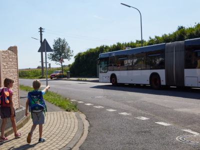 Mit dem Bus zur Schule