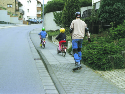 Skater und Fußgänger