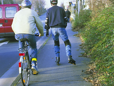 Skater und Radfahrer
