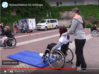 Rollstuhlparcours I – Einen Rollstuhl sicher schieben