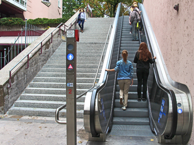 III. Eine Rolltreppe benutzen