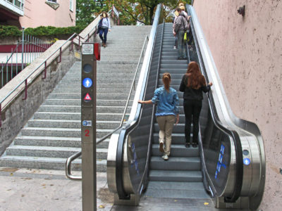 Mobil Teilhaben Rollstreppe Rechts Stehen Linksehen