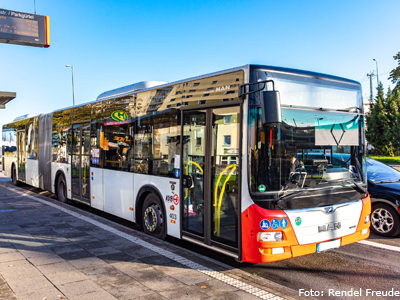 Mobil Teilhaben Verkehrserziehung Geistige Behinderung Bahn Fahren Bushaltestelle Bordstein Foto Rendel Freude Beitragsbild