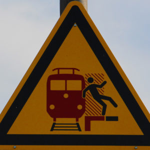 Mobil Teilhaben Verkehrserziehung Geistige Behinderung Bahn Fahren Lernen Logo Symbol Zeichen Sicherheitsstreifen