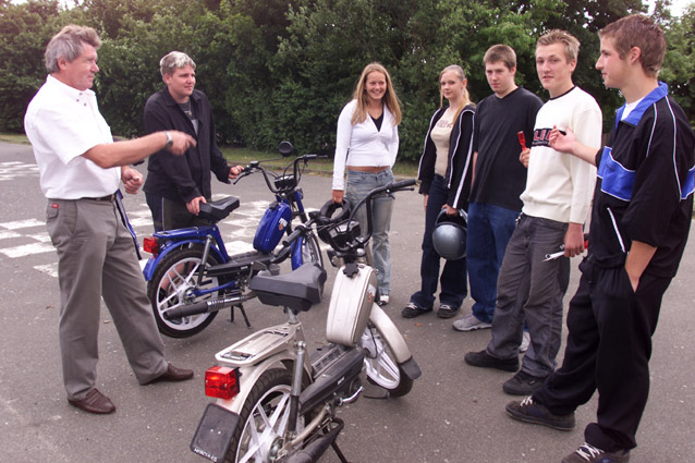 Mofakurs Mofa Fahren Sekundarstufe Sek.i Lehrer Mofakursleiter Verkehrserziehung Mobilitaet Theorie Praxis