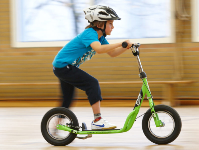 Radfahrausbildung Verkehrserziehung Grundschule Velofit Turnhalle Roller Kopie