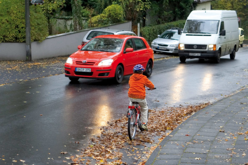 Radschulweg Nasse Abschuessige Fahrbahn Laub Wege Gefahren Sekundarstufe Verkehrserziehung Mobilitaetsbildung