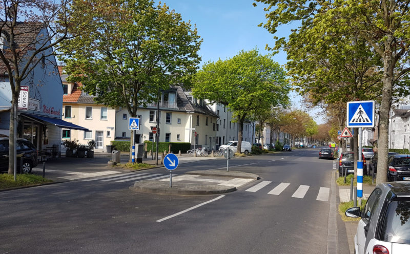 Schulweg Verkehrserziehung Grundschule Schulwegsicherheit Gefahrenmittelinsel Ueberweg