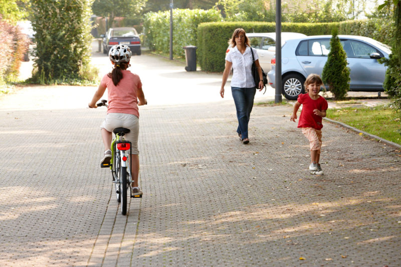 Straßenverkehr Kinder Fußgängre Unaufmerksam Keine Konzentration Keine Aufmerksamkeit