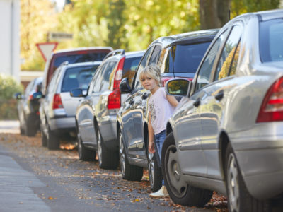 Straßenverkehr Kinder Zwischen Autos Sehen Erkennen