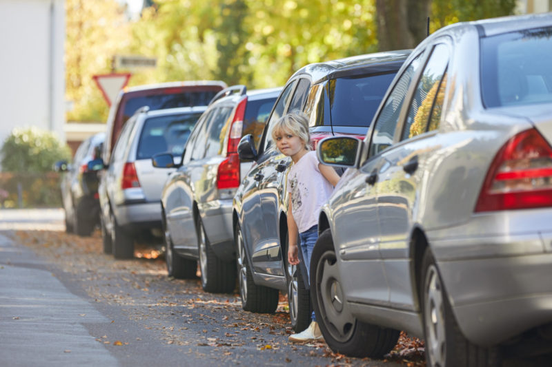 Straßenverkehr Kinder Zwischen Autos Sehen Erkennen
