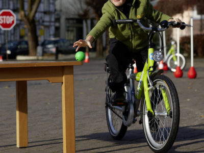 Ab Klasse 3: Übungen mit dem Fahrrad