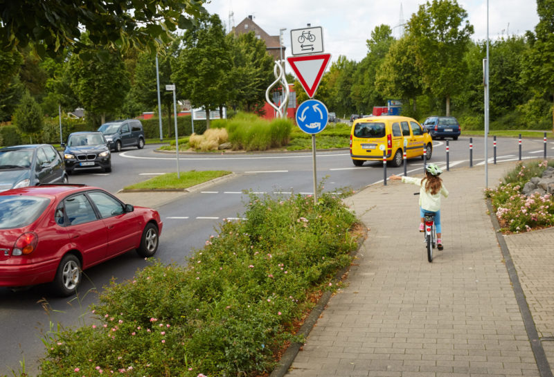 Velofit Radfahrausbildung Bewegung Motorik Bewegungsfoerderung Ganzkoerperkoordination Handzeichen Geben Grundschule