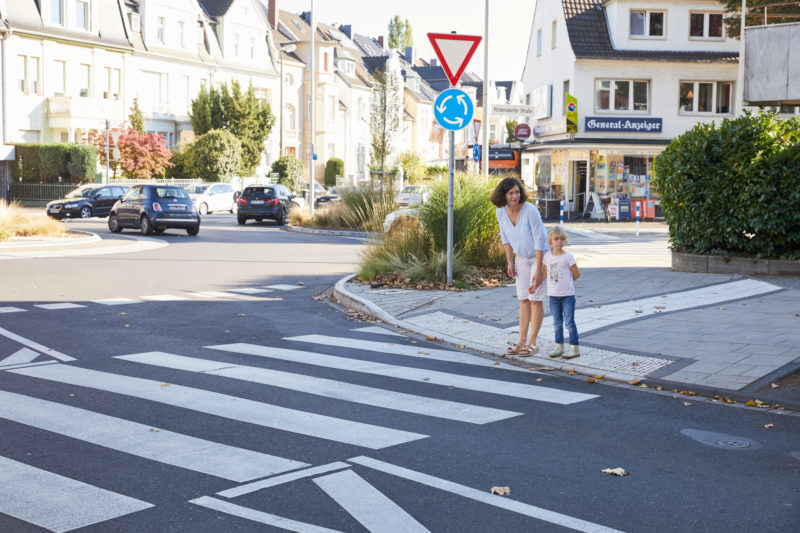 Verkehrserziehung Kindergarten Straßenverkehr Elternarbeit Straße überqueren