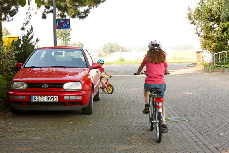Verkehrserziehung Kindergarten Straßenverkehr Kinder Hinter Autos Sichtbarkeit Wahrnehmung